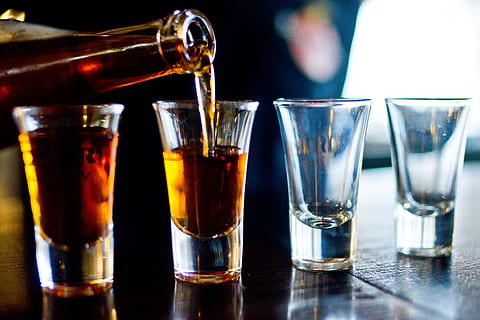 alkohol, bar, dryck, förfriskning, glas, mat och dryck, bar - dryck anläggning, dricksglas, snapsglas, hushållsutrustning, bardisk, grupp av objekt, cocktail, starksprit, närbild, inomhus, mat, inget folk, fokusera på förgrunden, tequila - dryck, 5K, CC0, offentligt domän, royaltyfria