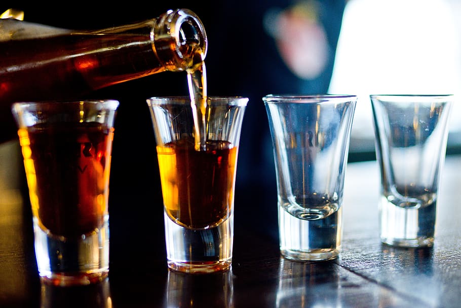 alcohol, barra, beure, refresc, vidre, menjar i beguda, bar - establiment de begudes, copa, copa de vidre, equipament per a la llar, comptador de barres, grup d'objectes, còctel, licor dur, primer pla, a l'interior, menjar, cap gent, centrar-se en primer pla, tequila - beguda, 5K
