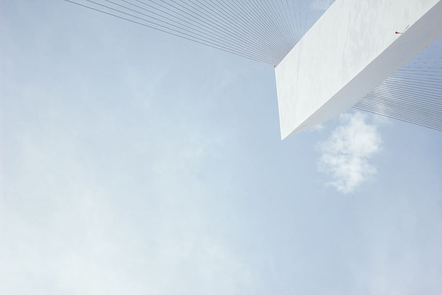 cel, núvols, blanc, arquitectura, vista d’angle baix, núvol - cel, estructura construïda, edifici, exterior de l'edifici, dia, cap gent, naturalesa, a l'aire lliure, directament a sota, còpia espai, modern, ciutat, torre, exterior d’edifici d’oficines, oficina, cantonada, alta - alta, gratacels, 5K