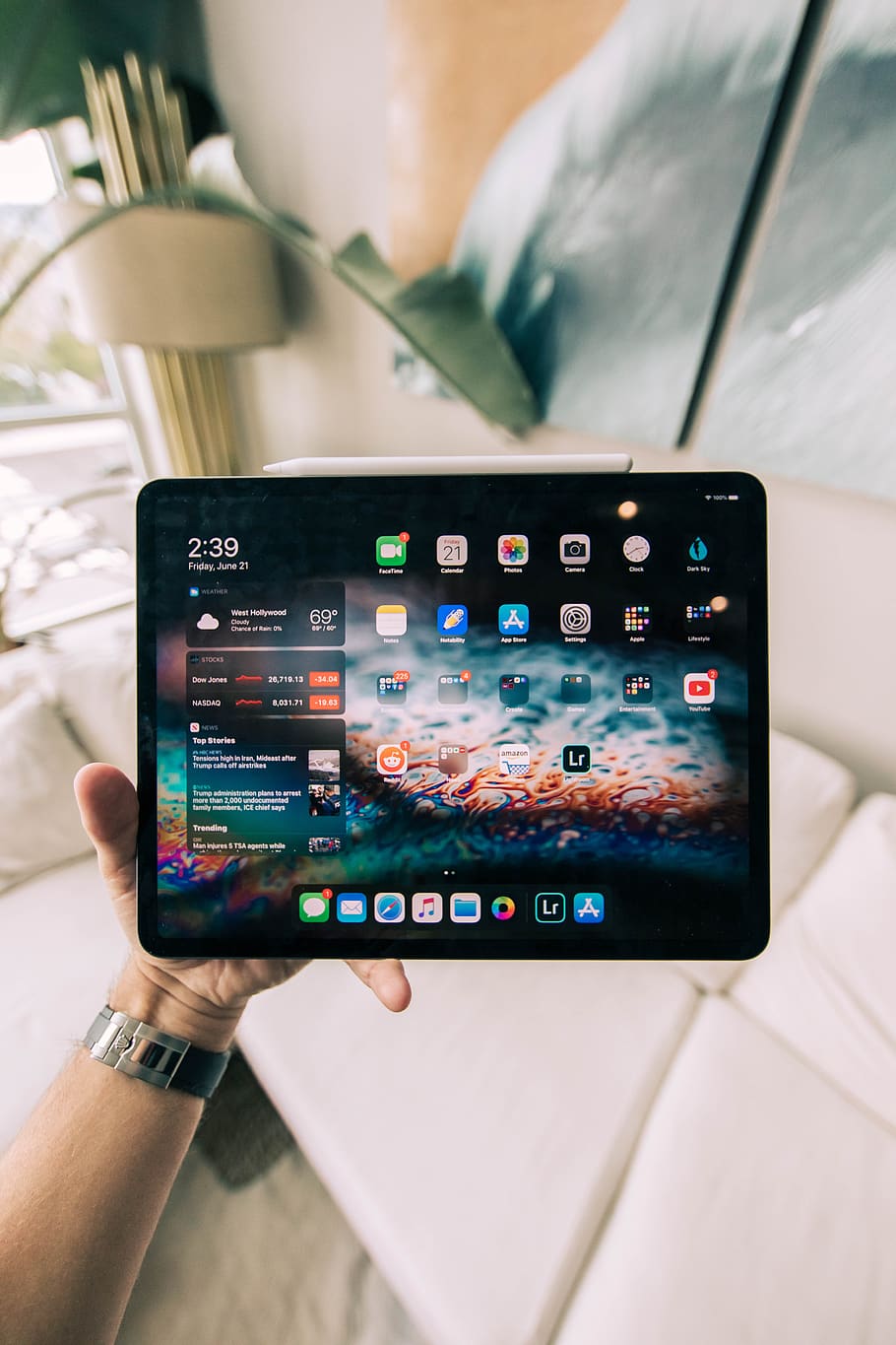 ipad negre, Tablet PC, electrònica, ordinador, rellotge de polsera, coixí, persona, humà, telèfon, mòbil, telèfon mòbil, ipados, poma, ipad pro, dispositiu, dispositius Apple, tauleta, ios, ipad, cara, pantalla, mà humana, tecnologia, comunicació, mà, tecnologia sense fils, dispositiu d’informació portàtil, persones reals, telèfon intel·ligent, part del cos humà, una persona, temes de fotografia, celebració, fotografiar, perspectiva personal, persona irreconeixible, estils de vida, activitat, connexió, dit, 5K
