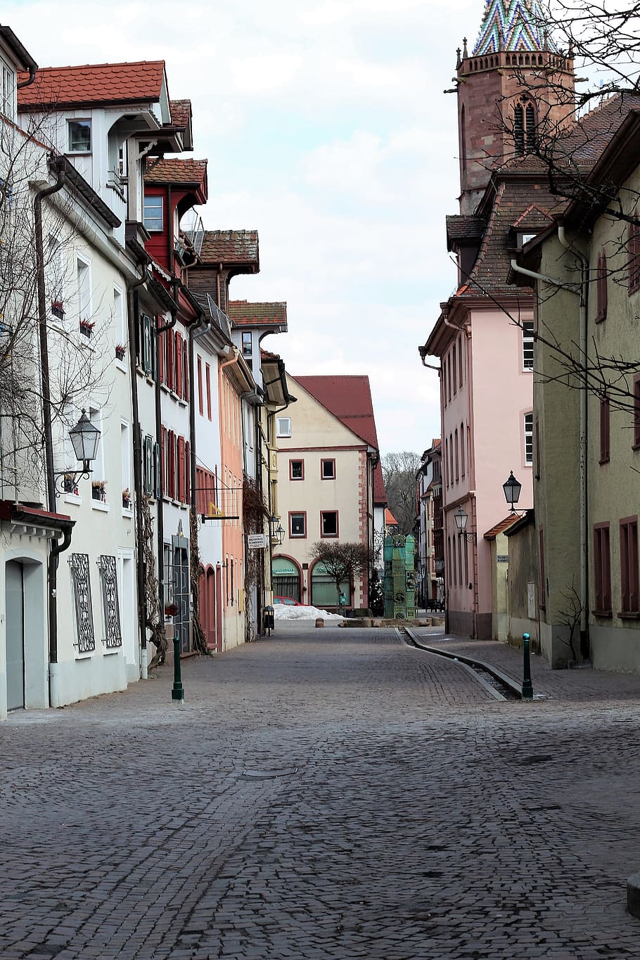 strada, città, architettura, toppa, esterno dell'edificio, struttura costruita, costruzione, quartiere residenziale, direzione, la strada davanti, ciottolo, cielo, Casa, natura, giorno, all'aperto, mezzi di trasporto, nessuno, nuvola - cielo, sentiero, vicolo, casa a schiera, lungo, 5K