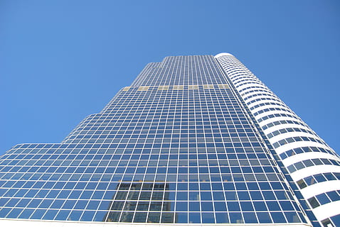 arquitetura, tecla de cor, construção, estrutura construída, exterior do edifício, visão de baixo ângulo, exterior do prédio de escritórios, céu, azul, céu limpo, arranha-céu, cidade, moderno, dia, alto - alto, escritório, natureza, ninguém, torre, ao ar livre, luz solar, 4K, CC0, domínio público, royalty free