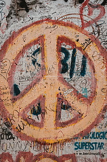 logotip de la pau, art, graffiti, pintura, mural, catifa, paret, pau, paret de Berlín, rajola, mosaic, dibuix, collage, publicitat, pòster, òxid, art Modern, Doodle, esbrinar, mapa, diagrama, text, comunicació, cap gent, guió occidental, primer pla, marc complet, art i artesania, arquitectura, vell, resistent, fons, creativitat, funció de construcció de parets, dia, multicolor, estructura construïda, artesania, història, mal estat, 8K, CC0, domini públic, lliure de regalies