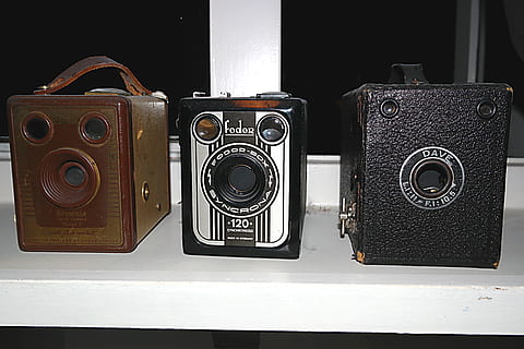 retro, Kamera, veraltet, Technologie, Retro-Stil, drinnen, Fotografie-Themen, Kamera - Fotoausrüstung, Nahansicht, keine Leute, Studioaufnahme, Antiquität, Stillleben, Musik-, Objektiv - optisches Instrument, alt, Nostalgie, Fotoausrüstung, schwarze Farbe, analog, Kunst, Kultur und Unterhaltung, ausgeschnitten, schwarzer Hintergrund, 4K, CC0, gemeinfrei, lizenzfrei