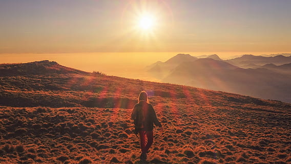 natur, landskab, bjerg, skyer, himmel, græs, Mark, rejse, eventyr, trek, sommer, sol, mennesker, kvinde, en person, bagfra, skønhed i naturen, scenics - natur, fritidsaktivitet, solnedgang, sollys, stående, idyllisk, ro, miljø, fuld længde, rolig scene, ferier, bjergkæde, udendørs, kigger på visning, linseflare, 4K, CC0, offentligt domæne, royaltyfrie