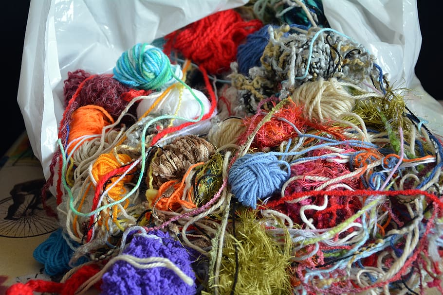llana enredada, hivern, teixir, multicolor, natura morta, cap gent, elecció, variació, tèxtil, art i artesania, vista d’angle alt, fil, material, bossa, llana, dia, corda, a l'interior, abundància, gran grup d'objectes, creativitat, artesania, primer pla, enredat, bossa de plàstic, 5K
