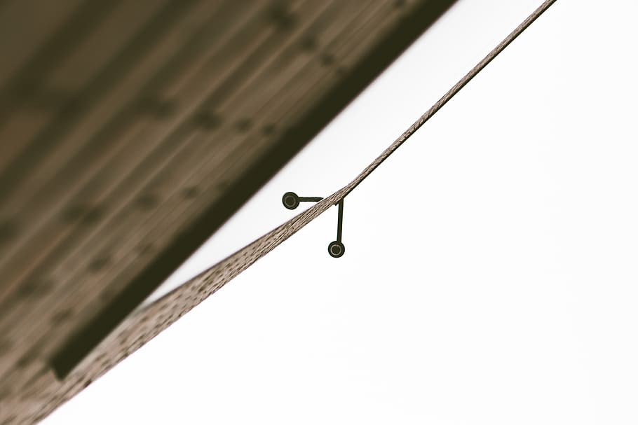 costruzione, istituzione, riflessione, parete, mattoni, nessuno, legno - materiale, metallo, avvicinamento, giorno, all'aperto, caratteristica della parete, messa a fuoco selettiva, far cadere, strutturato, protezione, natura, architettura, struttura costruita, sicurezza, gancio, Inquadratura dal basso, concentrarsi sulle conoscenze acquisite, 4K