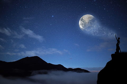 lua, silhueta, nuvens, espaço, noite, astronomia, estrela - espaço, céu, montanha, natureza, scenics - natureza, galáxia, tranquilidade, Estrela, cena tranquila, beleza na natureza, pessoas, Ciência, campo de estrelas, Rocha, lua cheia, via Láctea, Sombrio, espaço e astronomia, 5K, CC0, domínio público, royalty free