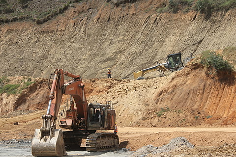 Maschine, Bergbau, Bergwerk, Landfahrzeug, Baumaschine, Transport, Maschinen, Baugewerbe, Industrie, Erdbewegungsmaschine, Bulldozer, Transportmittel, Baustelle, Tag, Nutzfahrzeug, Land, Natur, Baufahrzeug, keine Leute, draußen, LKW, Straße, Umgebung, Steinbruch, Baumaschinen, 5K, CC0, gemeinfrei, lizenzfrei