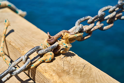 Kette, verbinden, Detail, solide, Rost, rostig, alt, Hafen, stark, Reittiere, Marine, Boot, maritim, Seil, Symbol, verknüpft, Hintergrund, Makro, industriell, Daniel, Metall, Ausrüstung, Wasser, Meer, Stärke, Nahansicht, Tag, Verbindung, Natur, keine Leute, gebunden, Holz - Material, Transport, draußen, Fokus auf den Vordergrund, Sicherheit, Sonnenlicht, verheddert, türkisfarben, 5K, CC0, gemeinfrei, lizenzfrei