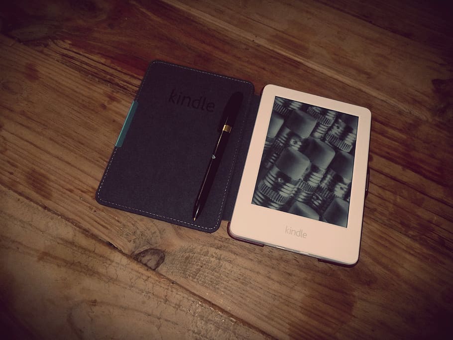 encendre, lector de llibres electrònics, kindle touch, lector, tecnologia, electrònica, digital, llibre electrònic, tauleta, e-reader, material de fusta, a l'interior, taula, comunicació, natura morta, cap gent, vista d’angle alt, text, tecnologia sense fils, fusta, portàtil, primer pla, connexió, ordinador, publicació, guió occidental, educació, llibre, terres de fusta dura, en blanc, gra de fusta, 4K