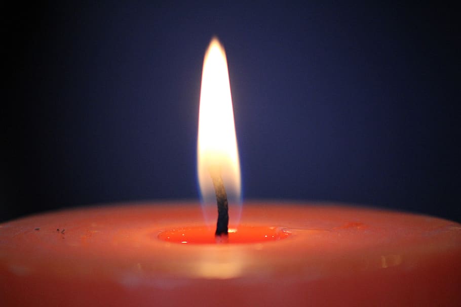 vela, llum, foc, metxa, cremant, flama, calor - temperatura, a l'interior, tir de l'estudi, primer pla, fons negre, foc - fenomen natural, nit, naturalesa, il·luminat, cap gent, sol objecte, equips d’il·luminació, emoció, aspiracions, tristesa, menjar i beguda, 5K
