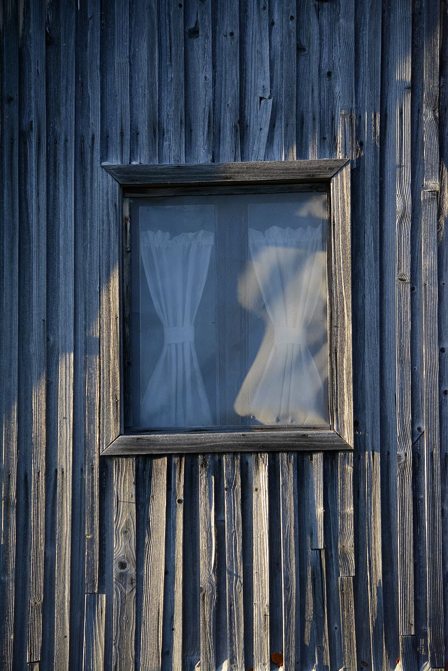 vindue, væg, sommerhus, arkitektur, ramme, drapere, gardiner, retro, træ - materiale, dag, ingen mennesker, blå, bygget struktur, sollys, mønster, udendørs, barriere, tæt på, murbygningsfunktion, beskyttelse, natur, sikkerhed, grænse, gammel, hegn, form, 4K