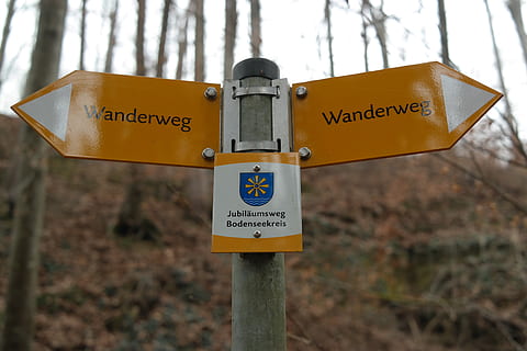 Schild, Wegweiser, Verzeichnis, Richtung, Hinweis, Markierung, Weg, Wegzeichen, Pfeil, Recht, Nächster, Kennzeichen, Zugcharakter, Kommunikation, Text, Zeichen, Tag, keine Leute, Fokus auf den Vordergrund, Information, Beratung, westliche Schrift, Nahansicht, nicht-westliche Schrift, Skript, Natur, draußen, Hinweisschild, Metall, Baum, Land, Warnschild, Straßenschild, Botschaft, 5K, CC0, gemeinfrei, lizenzfrei