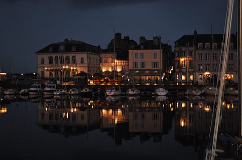 normandy, honfleur, na zewnątrz budynku, oświetlony, odbicie, architektura, zbudowana struktura, woda, noc, statek morski, nabrzeże, środek transportu, transport, budynek, zacumowany, Miasto, niebo, żadnych ludzi, dzielnica mieszkaniowa, Natura, jezioro, żaglówka, na dworze, statek pasażerski, przystań, 4K, CC0, domena publiczna, darmowe zdjęcia