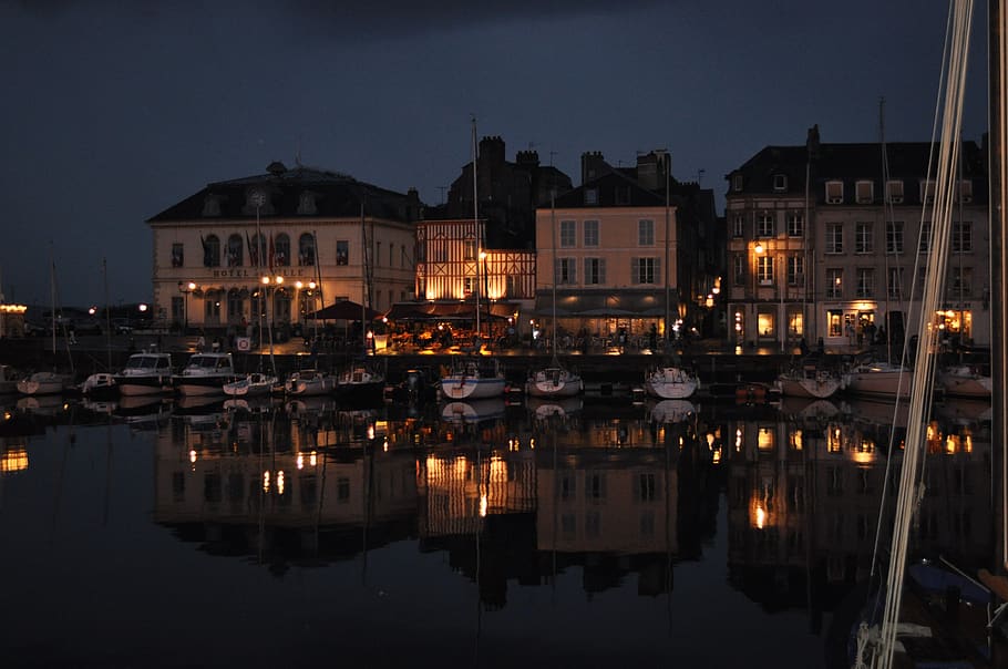 normandía, honfleur, exterior de l'edifici, il·luminat, reflexió, arquitectura, estructura construïda, aigua, nit, vaixell nàutic, davant del mar, manera de transport, transport, edifici, amarrat, ciutat, cel, cap gent, barri residencial, naturalesa, llac, veler, a l'aire lliure, embarcacions de passatgers, marina, 4K