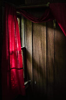 textil rojo, cortina, terciopelo, púrpura, iluminación, ciudad, urbano, edificio, pueblo, metrópoli, Lámpara de mesa, lámpara, pose de baile, actividades de ocio, piso, secadora, Secadora de pelo, aparato, secador de cabello, escenario, vaso, rojo, adentro, textil, nadie, ausencia, colgando, material de madera, Entrada, puerta, cultura de las artes y entretenimiento, asiento, interior de la casa, madera, cerrado, arquitectura, teatro de escenario, modelo, de cerca, 5K, CC0, dominio público, libre de derechos