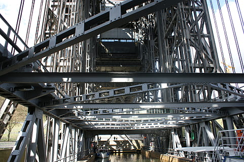 shipelevator, astillero, yarda, estructura, taller, refacción, niederfinow, Alemania, arquitectura, estructura construida, conexión, transporte, puente, metal, vista de ángulo bajo, día, puente - estructura hecha por el hombre, industria, adentro, nadie, fábrica, modo de transporte, viaje, destinos de viaje, ciudad, techo, viga, 4K, CC0, dominio público, libre de derechos
