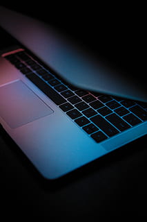 grå bærbar computer, computer, computer hardware, computer tastatur, elektronik, hardware, tastatur, pc, bærbar, Skærm, lcd-skærm, overvåge, mus, tablet computer, overflade computer, harddisk, disk, hub, scene, desktop, teknologi, trådløs teknologi, indendørs, forbindelse, meddelelse, studio skud, computerudstyr, ingen mennesker, tæt på, sort baggrund, mørk, bærbar informationsenhed, bord, blå, belyst, enkelt objekt, computer nøgle, elektrisk udstyr, 5K, CC0, offentligt domæne, royaltyfrie
