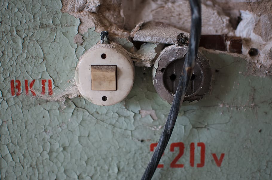 rovellat, brut, interruptor, llum, textura, vell, grunge, envellit, connexió, cap gent, espatllat, primer pla, metall, comunicació, funció de construcció de parets, text, electricitat, arquitectura, paret, generació de combustible i energia, tecnologia, guió occidental, dia, abandonat, deteriorament, resistent, Font d'alimentació, sortida, component elèctric, 4K