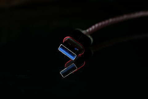 lineas de datos, cables, líneas, conexión, adentro, tecnología, foto de estudio, nadie, de cerca, fondo negro, comunicación, equipo, solo objeto, de color negro, rojo, tecnología inalámbrica, Enchufe electrico, copia espacio, controlar, música, movimiento, emoción positiva, cable USB, 5K, CC0, dominio público, libre de derechos