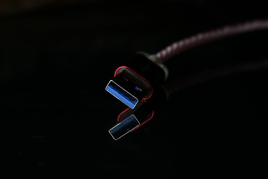 línies de dades, cables, línies, connexió, a l'interior, tecnologia, tir de l'estudi, cap gent, primer pla, fons negre, comunicació, equipament, sol objecte, color negre, vermell, tecnologia sense fils, endoll elèctric, còpia espai, control, música, moviment, emoció positiva, cable usb, 5K