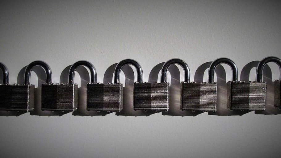 cadenats, fila, bloqueig, comunicació, metall, connexió, cadenat, cap gent, a l'interior, costat a costat, primer pla, en fila, seguretat, tecnologia, Internet, elecció, protecció, cable, còpia espai, repetició, variació, Font d'alimentació, 2K