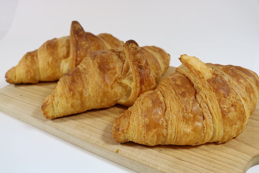 distanţă, pâine, brutar, alimente, mancare si bautura, copt, croissant, mancare frantuzeasca, a închide, nici o persoana, în interior, masa, prospeţime, maro, studio shot, natură moartă, gata să mănânce, fundal alb, gustare, mic dejun, lemn - material, ispită, 5K