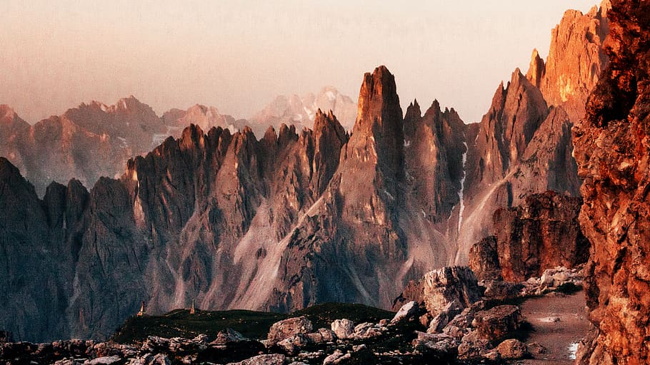 marró, formació de roca, durant el dia, naturalesa, muntanya, a l'aire lliure, Serra, pic, pintura, art, rifugio lavaredo, Itàlia, sortida del sol, desert, foc, foguera, flama, roques, Alps, patrimoni Mundial per la UNESCO, dolomites, runes, rock, rock - object, escenics - natura, bellesa a la natura, sòlid, medi ambient, cel, destinacions de viatge, paisatge, viatjar, escena no urbana, terra, cap gent, geologia, geografia física, escena tranquil·la, cim de muntanya, formació, erosionat, 2K