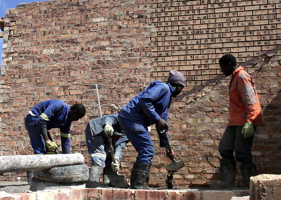 constructors, treballadors, construcció, renovació, persones reals, arquitectura, homes, estructura construïda, dia, exterior de l'edifici, longitud completa, grup de persones, gent, maó, paret de maó, paret, estils de vida, roba, funció de construcció de parets, nois, de peu, activitat d'oci, a l'aire lliure, paret de pedra, 2K