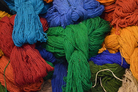 Faden, wolle, handgemacht, Handarbeit, Textil-, mehrfarbig, Vollbild, Hintergründe, Nahansicht, Kunst und Handwerk, keine Leute, Variation, Wahl, grüne Farbe, Stillleben, Blau, Kreativität, Muster, Kunst, drinnen, Material, große gruppe von gegenständen, High Angle View, 5K, CC0, gemeinfrei, lizenzfrei