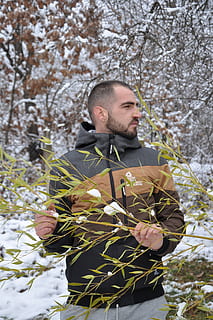 Mann, Natur, Pflanze, Baum, eine Person, junger Erwachsener, Blume, Bart, Tag, blühende Pflanze, Vorderansicht, Erwachsene, Gesichtsbehaarung, Taille hoch, junge Männer, echte Menschen, Lebensstile, Freizeitbeschäftigung, Stehen, Winter, draußen, warme Kleidung, 4K, CC0, gemeinfrei, lizenzfrei