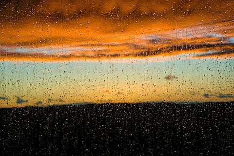 regn, himmel, skyer, skyet, solnedgang, kveld, vær, mørk, oransje, dråper, glass, bakgrunn, Sky, natt, gjennom glasset, landskap, atmosfære, vindu, glass - materiale, våt, ingen folk, natur, oransje farge, vann, miste, full ramme, nærbilde, gjennomsiktig, innendørs, skjønnhet i naturen, regndråpe, regntid, 5K, CC0, offentlig domene, opphavsrett gratis