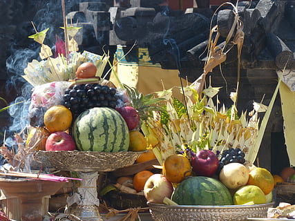 Indonésie, Java, temple, offre, fruit, corbeille, fumée, bali, Nourriture et boisson, alimentation saine, aliments, fraîcheur, choix, variation, bien-être, vente au détail, légume, marché, personne, grand groupe d'objets, à vendre, étal de marché, citrouille, journée, affaires, récipient, banane, affichage de détail, vente, Pomme, variété, 4K, CC0, domaine public, libre de droits