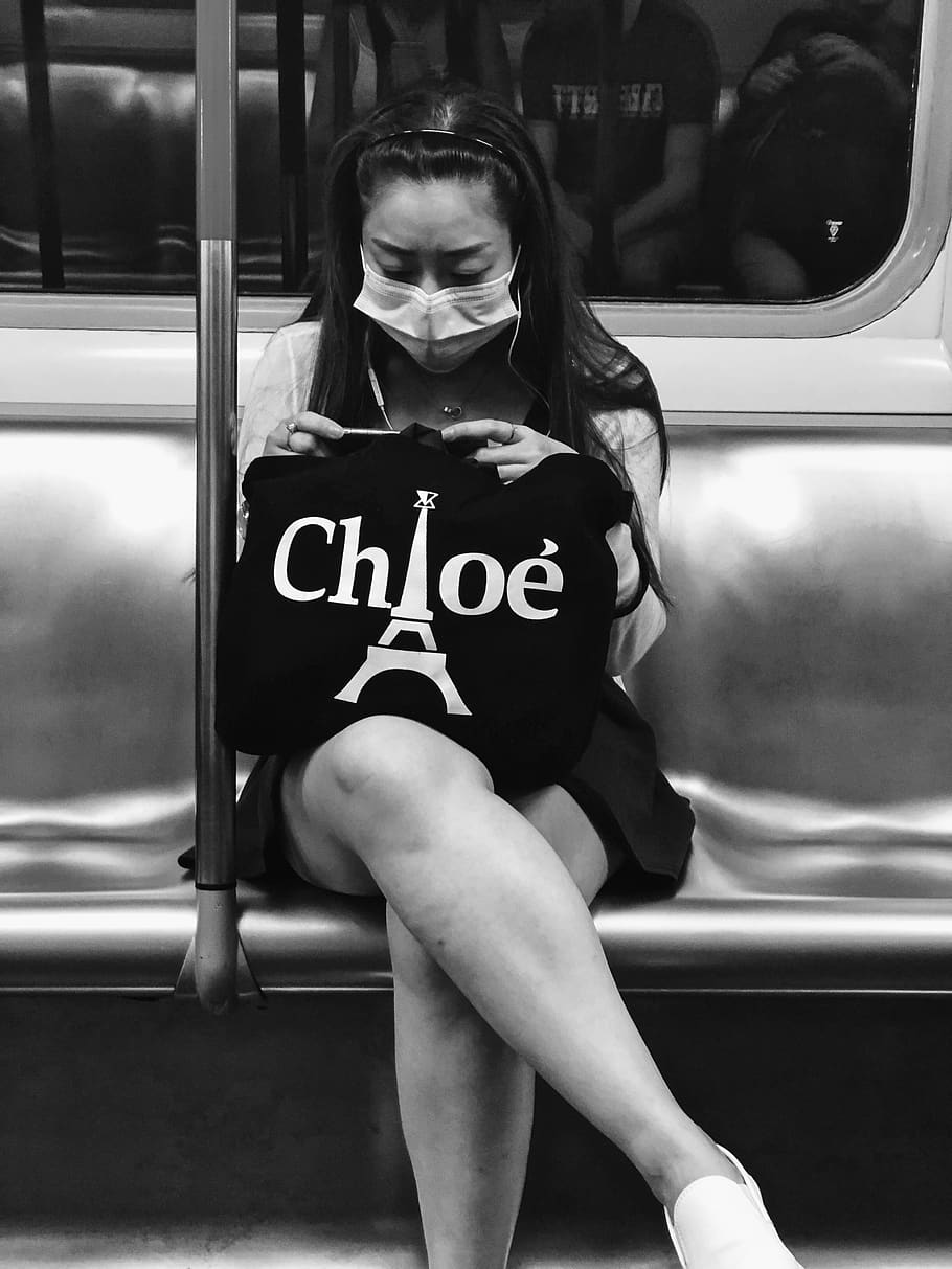 Technologie, zellular, iphone, Handy, Mobiltelefon, Metro, Gerät, Digital, Hongkong, College Studenten, Maske, eine Person, echte Menschen, Sitzung, Frau, Legere Kleidung, Lebensstile, Vorderansicht, Freizeitbeschäftigung, Frisur, Kind, in voller Länge, Mädchen, lange Haare, Kindheit, Transportmittel, suchen, junge Frau, Kind vor der Pubertät, 4K