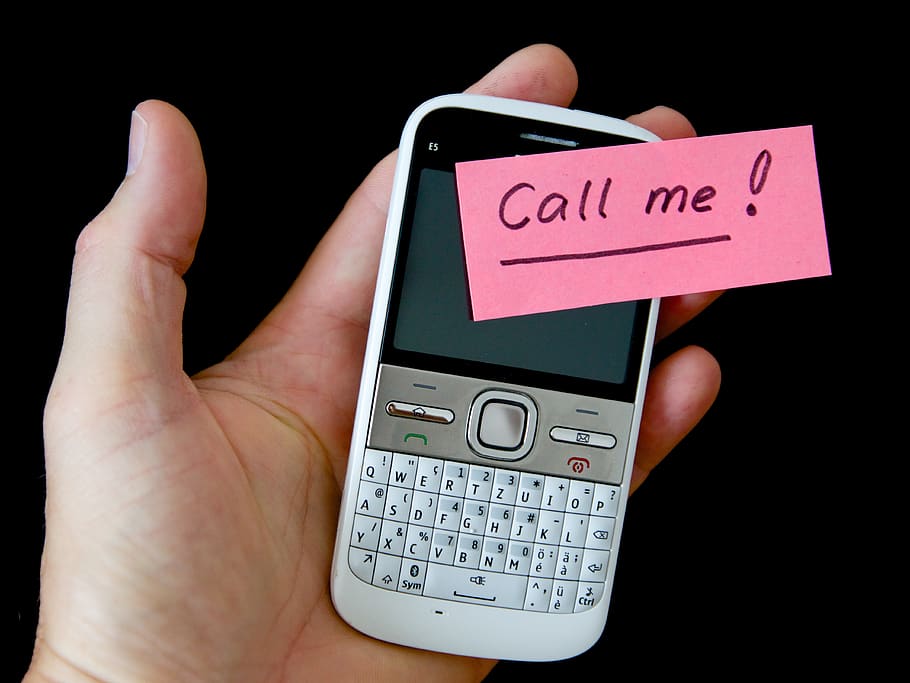 mà, mòbil, nota, llista, ambaixada, missatge, fer la trucada, mà humana, part del cos humà, comunicació, tecnologia, tecnologia sense fils, celebració, una persona, guió occidental, text, dispositiu d’informació portàtil, connexió, tir de l'estudi, telèfon mòbil, a l'interior, telèfon, telèfon intel·ligent, fons negre, primer pla, dit, part del cos, 4K