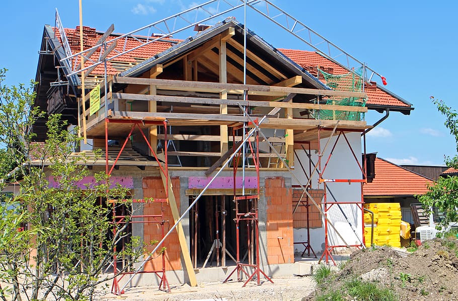 conchiglia, Casa, costruzione, conversione, coltivazione, posto, lavori di costruzione, rinnovamento, espansione, lavoro, architettura, struttura costruita, esterno dell'edificio, giorno, natura, cielo, legno - materiale, quartiere residenziale, nessuno, sito di costruzione, albero, luce del sole, cielo sereno, industria, industria di costruzioni, all'aperto, pianta, Inquadratura dal basso, mattone, Migliorie di casa, 4K