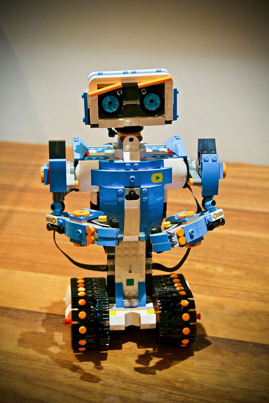 lego, technologie, robot, stroj, programovatelné, robotické, futuristický, inženýrství, design, moderní, kyborg, mechanický, Věda, automatizace, uvnitř, hračka, dětství, dřevo, podlaha, dřevěná podlaha, velká skupina objektů, čelní pohled, zábava, stůl, zastoupení, lidské zastoupení, vícebarevné, dřevo - materiál, stálý život, stroje, kolo, 5K