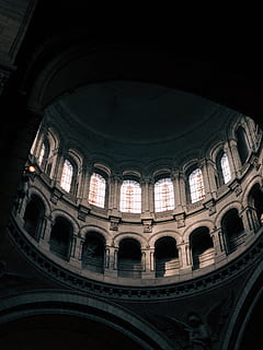 grå betonbygning, bygning, arkitektur, sacré coeur, vindue, Paris, Frankrig, kirke, tagvindue, katedral, apsis, krypt, dome, buet, bue, kolonne, søjle, gelænder, korridor, tårn, lav vinkel visning, bygget struktur, bygning udvendig, religion, rejsemål, tro, spiritualitet, sted for tilbedelse, ingen mennesker, historie, fortiden, arkitektur og kunst, loft, gotisk stil, 4K, CC0, offentligt domæne, royaltyfrie