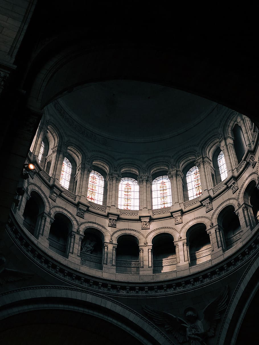 edifici de formigó gris, edifici, arquitectura, sacré coeur, finestra, paris, França, Església, claraboia, catedral, absis, cripta, cúpula, arquejat, arc, columna, pilar, barana, passadís, torre, vista d’angle baix, estructura construïda, exterior de l'edifici, religió, destinacions de viatge, creença, espiritualitat, lloc de culte, cap gent, història, el passat, arquitectura i art, sostre, estil gòtic, 4K