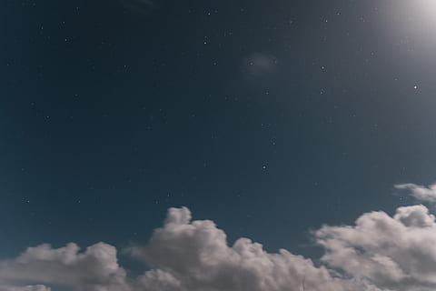 nuvens brancas, natureza, ao ar livre, noite, Islândia, universo, astronomia, espaço, espaço sideral, céu, lua, Estrela, estrelado, céu estrelado, terra, esfera, plantar, árvore, clarão, leve, clima, nuvem - céu, visão de baixo ângulo, beleza na natureza, scenics - natureza, estrela - espaço, tranquilidade, ninguém, cena tranquila, origens, idílico, azul, infinidade, majestoso, cloudscape, meteorologia, 4K, CC0, domínio público, royalty free