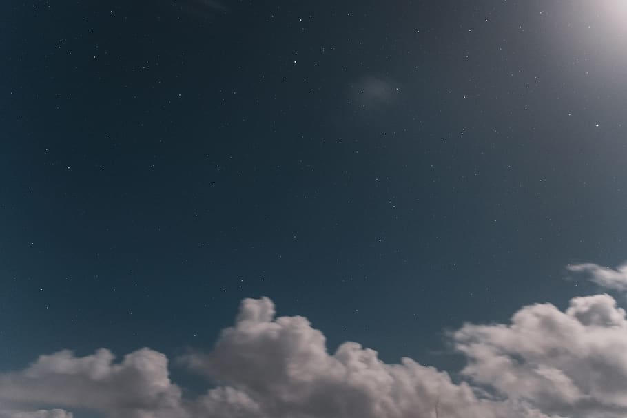 núvols blancs, naturalesa, a l'aire lliure, nit, Islandia, univers, astronomia, espai, espai exterior, cel, lluna, estrella, estrellat, cel estrellat, terra, esfera, planta, arbre, flamarada, llum, temps, núvol - cel, vista d’angle baix, bellesa a la natura, escenics - natura, estrella - espai, tranquil·litat, cap gent, escena tranquil·la, fons, idíl·lic, blau, infinit, majestuós, cloudscape, meteorologia, 4K