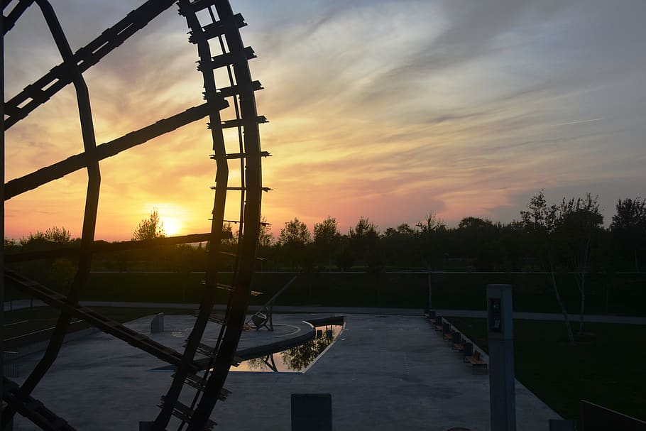 Sonnenuntergang, Saragossa, Mühle, Himmel, wolke - himmel, Natur, Schönheit in der Natur, Wasser, orange Farbe, keine Leute, Baum, die Architektur, Szenen - Natur, Silhouette, Pflanze, draußen, gebaute Struktur, Ruhe, See, ruhige Szene, Geländer, 5K