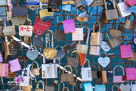 bloqueig, barana, panys d'amor, penjant, gran grup d'objectes, cadenat, seguretat, protecció, multicolor, amor, bloqueig d’amor, cap gent, emoció positiva, emoció, abundància, esperança - concepte, elecció, dia, text, sort, a l'aire lliure, missatge, 5K, CC0, domini públic, lliure de regalies