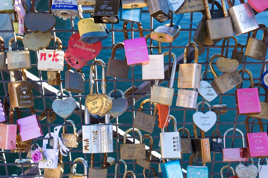 bloqueig, barana, panys d'amor, penjant, gran grup d'objectes, cadenat, seguretat, protecció, multicolor, amor, bloqueig d’amor, cap gent, emoció positiva, emoció, abundància, esperança - concepte, elecció, dia, text, sort, a l'aire lliure, missatge, 5K