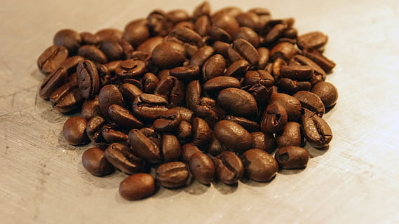kaffe, kaffebønner, java, drikke, bakt, espresso, mocha, cappuccino, frø, steke, mat og Drikke, mat, brun, stor gruppe gjenstander, stilleben, kaffe - drikke, nærbilde, friskhet, stekt kaffebønne, innendørs, ingen folk, bord, overflod, selektiv fokusering, heap, høy vinkel visning, velvære, stable, koffein, matbit, 5K, CC0, offentlig domene, opphavsrett gratis
