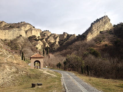 Georgien, gamle templer, Mtskheta, arkitektur, bygget struktur, bjerg, træ, plante, retning, natur, vejen frem, vej, himmel, ingen mennesker, transportmidler, bygning udvendig, fortiden, historie, rejsemål, landskab, dag, scenics - natur, bygning, bue, udendørs, 2K, CC0, offentligt domæne, royaltyfrie