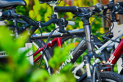 bicicleta, cicle, vehicle terrestre, enfocament selectiu, cap gent, transport, estacionari, manera de transport, dia, naturalesa, primer pla, metall, color verd, roda, en fila, aparcament, esport, a l'aire lliure, tecnologia, connexió, manillar, 5K, CC0, domini públic, lliure de regalies