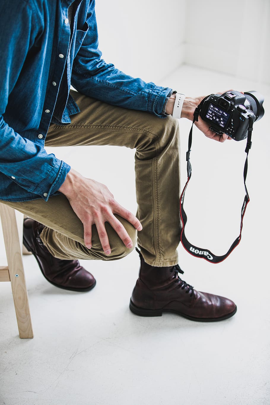 fotograf, arbejder, studie, sidder, afslappet tøj, rigtige mennesker, livsstil, lavt afsnit, en person, sko, indendørs, herrer, menneskelig kropsdel, voksen, menneskelige ben, fritidsaktivitet, lempelse, kropsdel, jeans, ung voksen, hånd, unge mænd, 4K