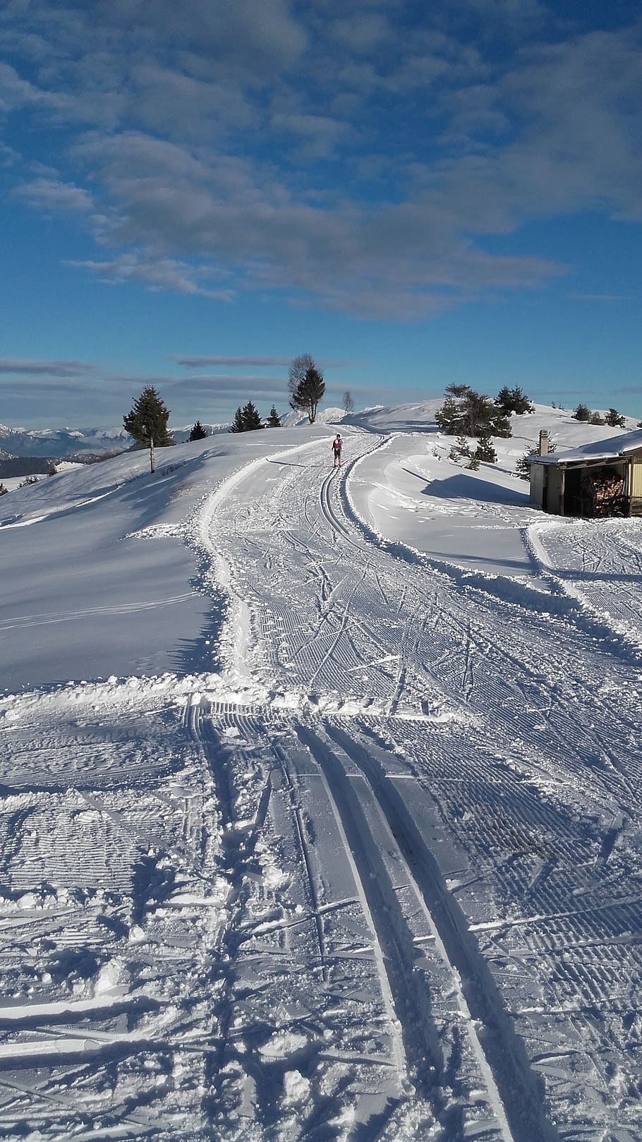 sne, spore, sci, baggrund, landskab, vinter, oversigt, kold, natur, skiløber, bjerg, kold temperatur, himmel, dækker, sky - himmel, hvid farve, dækspor, ski spor, dag, skønhed i naturen, scenics - natur, Mark, miljø, ingen mennesker, jord, sollys, udendørs, snedækket bjerg, pulver sne, 2K